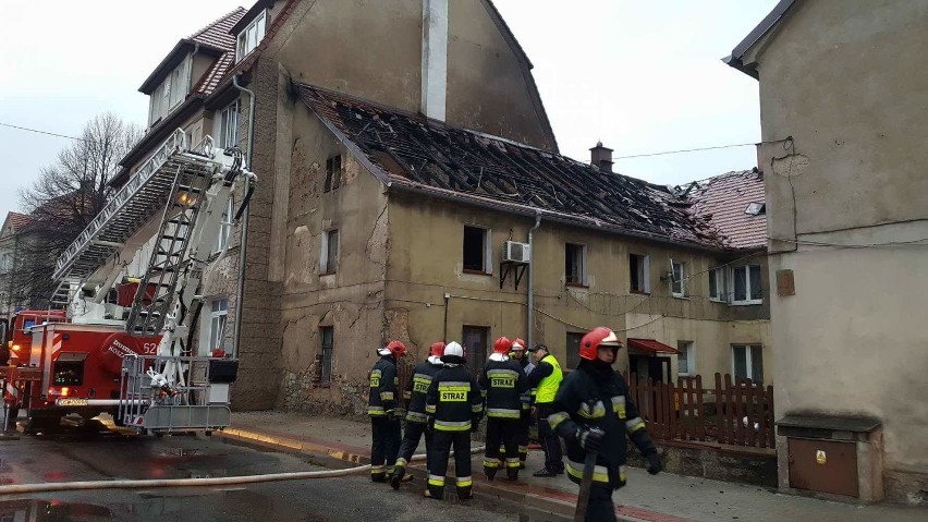 Pożar budynku wielorodzinnego w Strzegomiu. Ewakuowano 11 osób [ZDJĘCIA]