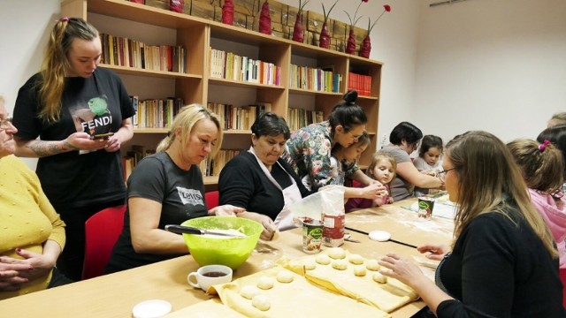 Warsztaty kulinarne poświęcone tradycji smażenia pączków na Tłusty Czwartek zorganizowano w przededniu kulinarnego święta  w Dworku Koćmierzów w Sandomierzu. 