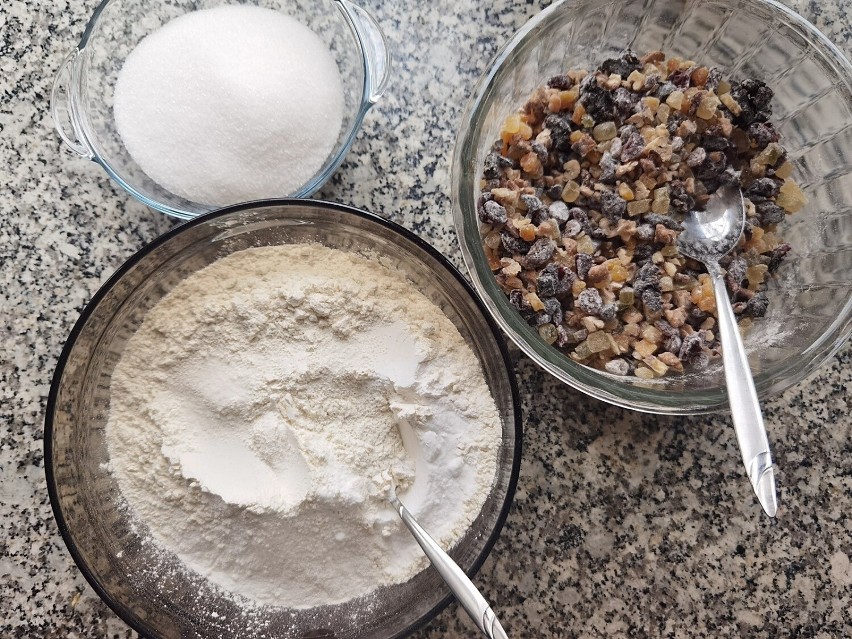 Do miski przesiej pół kilograma mąki, dodaj łyżeczkę proszku...