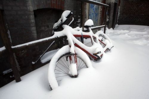 Śnieg zasypał drogi, jezdnie i nawet rower