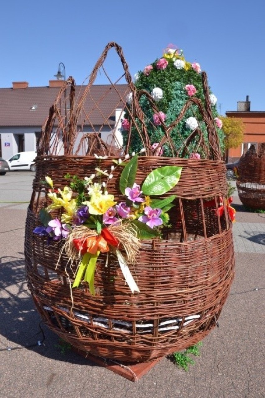 W Lipnie plac Dekerta został wiosennie przystrojony na Wielkanoc. Są jajka z wikliny, zajączki i bociany.  [zdjęcia]