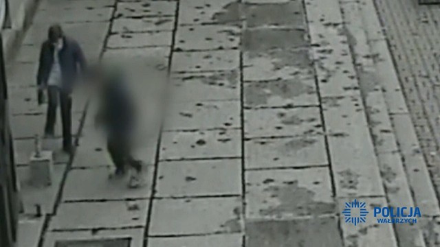 Policjanci z Wałbrzycha prowadzą poszukiwania młodzieńca, który zniszczył figurę gwarka ustawioną przy al. Wyzwolenia