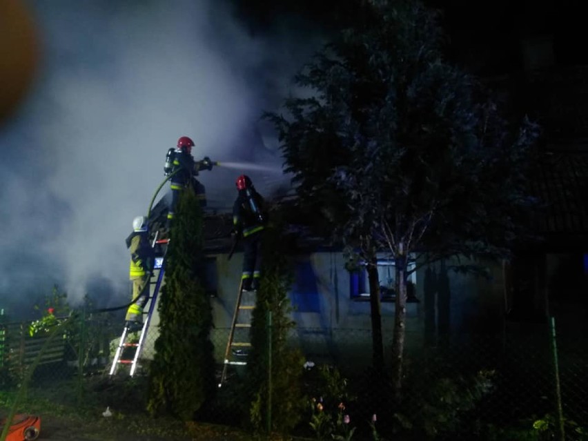 Pożar budynku mieszkalnego w Tuchomiu - rodzina straciła dach nad głową