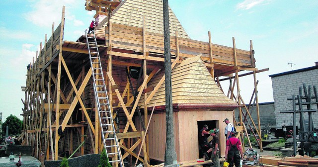 Cenny drewniany zabytek remontują górale spod Rabki