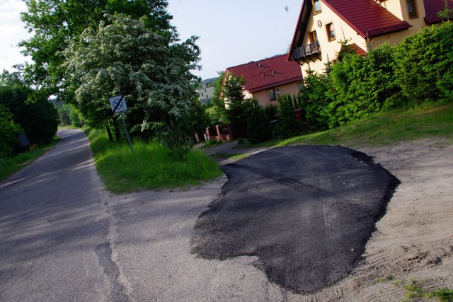 Wiceburmistrz Zielonka twierdzi, że drogowcy wylali asfalt na dojazd do jego  domu, bo nie mieli co z nim zrobić