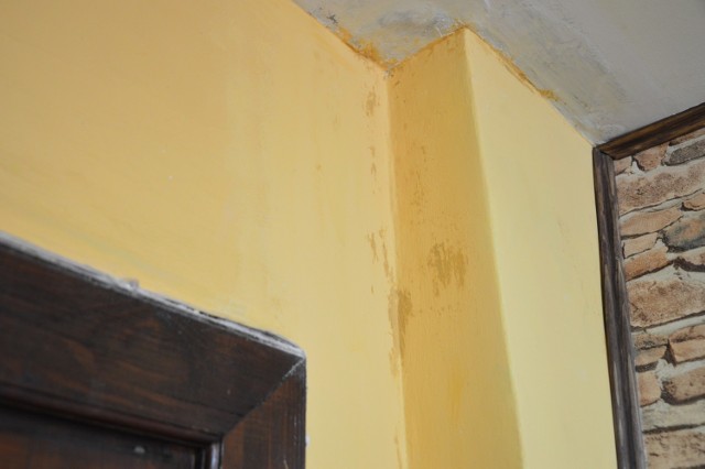 Na ścianach widać plamy, które pojawiają się po każdym zamalowaniu. To smoła.