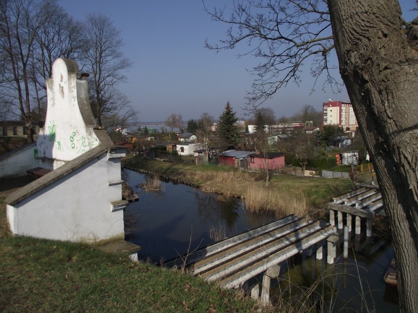 Rozpoczęto montaż przęseł mostu zwodzonego przy baszcie w Zbąszyniu