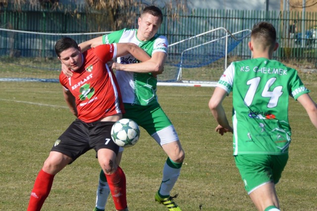 Chełmek zremisował z Rajskiem 1:1 w premierze wiosny wadowickiej okręgówki. Paweł Piskorz (w czerwonej koszulce) zdobył bramkę dla Rajska. Tutaj w starciu z Bartoszem Chylaszkiem, filarem obrony Chełmka.