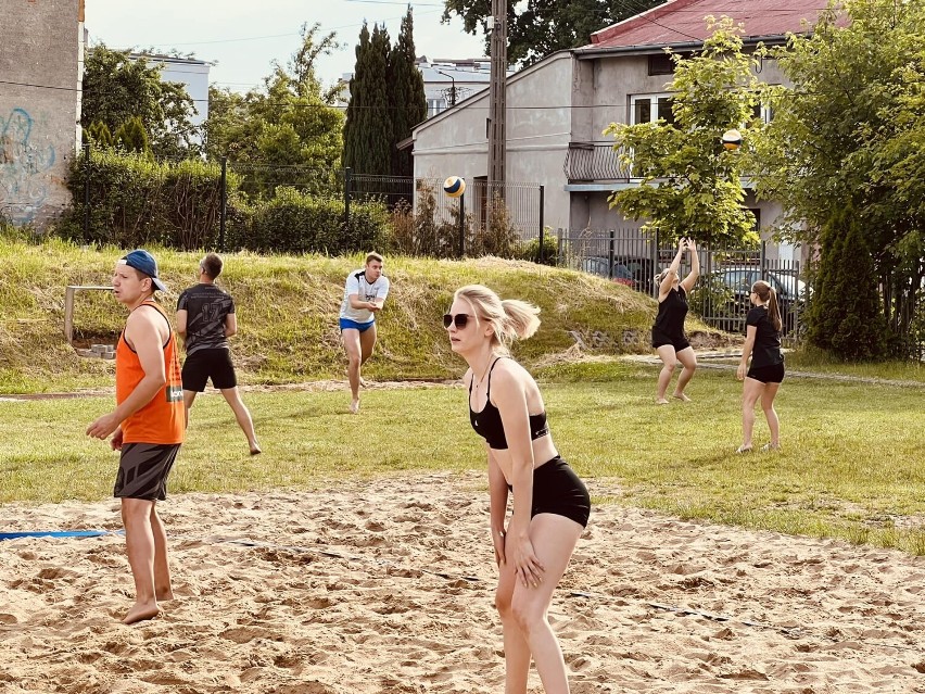Turniej siatkówki plażowej mixtów z MOSiR w Radomsku. ZDJĘCIA, WYNIKI