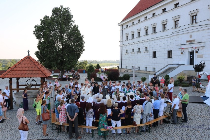 Wolne śpiewanie na dziedzińcu Zamku Królewskiego w Sandomierzu. Wielu uczestników [WIDEO, ZDJĘCIA]