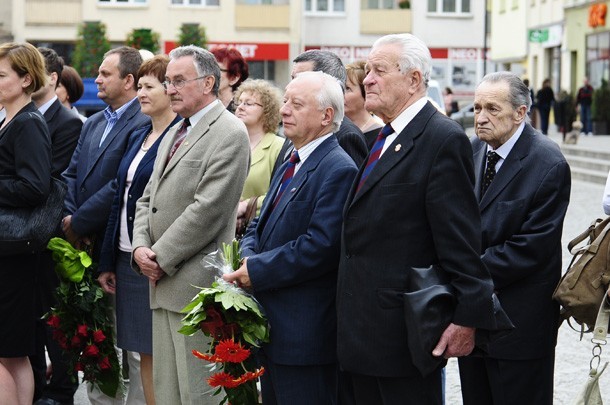 W Rynku składano kwiaty pod tablicą poświęconą profesorowi