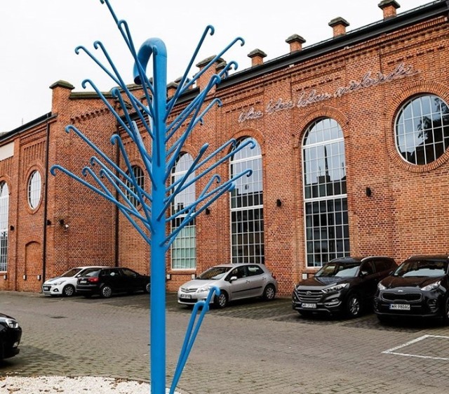 29 października przed budynkiem Mazowieckiego Centrum Sztuki Wspólczesnej Elektrownia przy ulicy Kopernika 1, stanęła rzeźba Krzysztofa M. Bednarskiego „Oedipus Rex”.