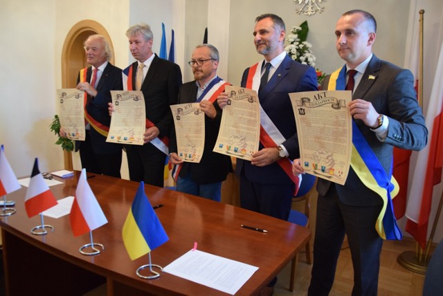Podpisanie  Aktu Solidarności pomiędzy Bieruniem, Gundelfingen, Morawskim Berounem i Meung-sur-Loire