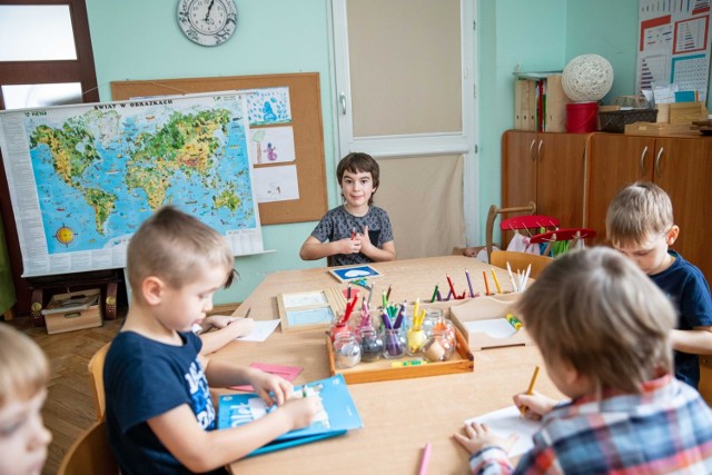 Rodzice, którzy nie mogą wziąć urlopu latem, chętnie zaprowadzają dzieci do przedszkoli podczas wakacji. W tym roku nie mogą jednak korzystać z innych placówek niż macierzysta