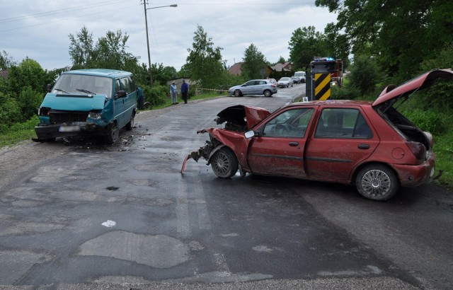 Ulica Kaliszańka w Opolu Lubelskim - zderzenie forda z volkswagenem.