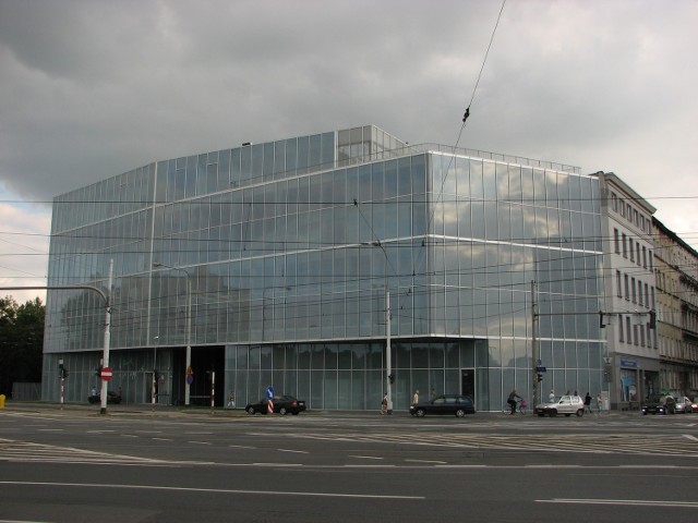 Budynek Akademii Sztuk Pięknych przy skrzyżowaniu ulic Krasińskiego i Traugutta
