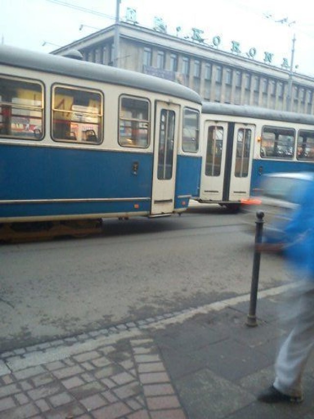 Wykolejone wagony tramwaju linii numer 10