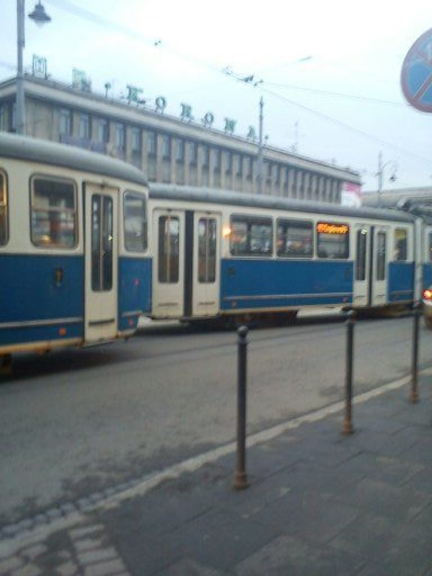 Wykolejone wagony tramwaju linii numer 10