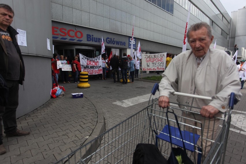 Kraków: protest pracowników Tesco pod głównym biurem przy Kapelance [ZDJĘCIA]