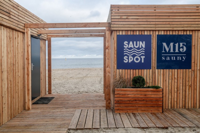 Na sopockiej plaży stanęły sauny i szatnie z łazienką [zdjęcia]