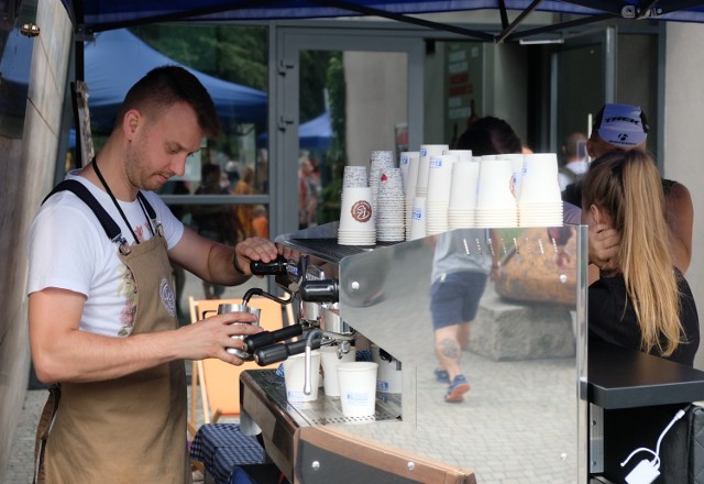 Po raz pierwszy w Przemyślu, w pięknej scenerii skweru Muzeum Narodowego Ziemi Przemyskiej, odbył się Festiwal Kawy. Były stoiska z kawami z najlepszych Polskich palarni, plenerowa wystawa o tematyce kawowej, warsztaty kawowe oraz pierwsze na Podkarpaciu zawody Latte Art z udziałem 14 baristów. 

Pierwsze miejsce zdobyła Magdalena Głowacka z Warszawy.

Wydarzenie zorganizowało „Miejsce Kawa i Zabawa” w Przemyślu. 

Zobacz także: Na ochłodę najlepszy wodny plac zabaw. Taka atrakcja jest w Przemyślu


POLECAMY:Wincentiada 2018. Dni Patrona Przemyśla św. Wincentego [FOTORELACJA]Robert Choma z tytułem Honorowego Strażnika Miejskiego [FOTO]V Spotkanie Pojazdów Zabytkowych [FOTO]