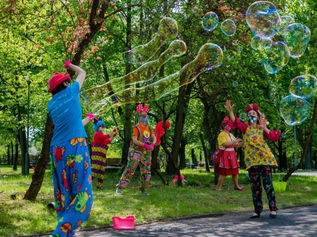 Doktorzy Clowni pojawiają się pod wieloma szpitalami niosąc radość małym pacjentom.