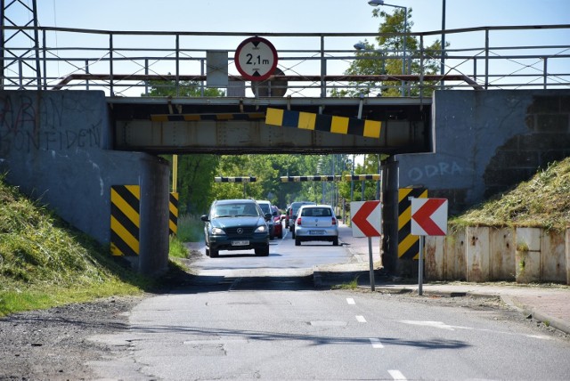 Przejazd pod wiaduktem kolejowym nad ul. Krapkowicką ma być poszerzony i pogłębiony do końca 2023 roku.