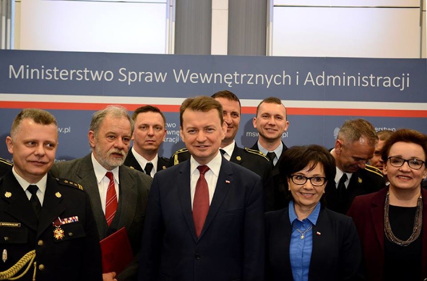 Minister Błaszczak nagrodził strażaków za akcję ratunkową w Świebodzicach [ZDJĘCIA]
