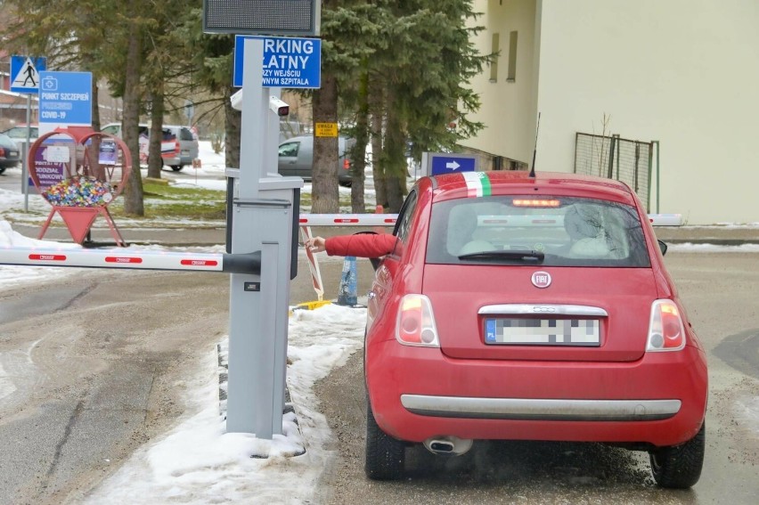 Parking przy szpitalu w Zakopanem