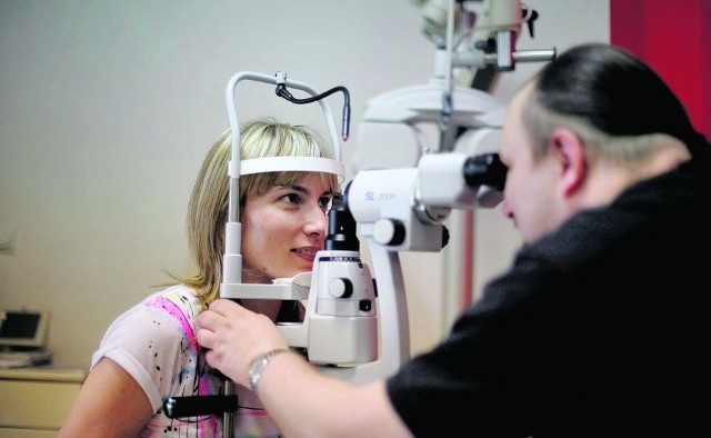 Joanna Śliwa na badaniu wzroku w zakładzie optycznym przy ul. Borowskiej we Wrocławiu