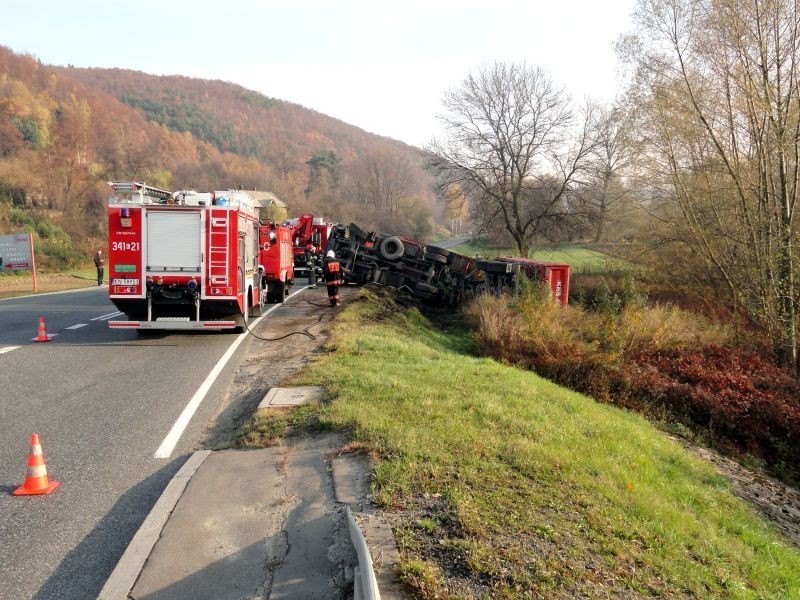 Wypadek w Witowicach: autobus z Krakowa zderzył się z ciężarówką [ZDJĘCIA]