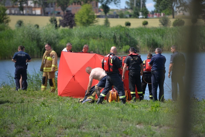 Tragedia w Brześciu Kujawskim. W jeziorze Cmentowo utonął mężczyzna [zdjęcia, wideo]