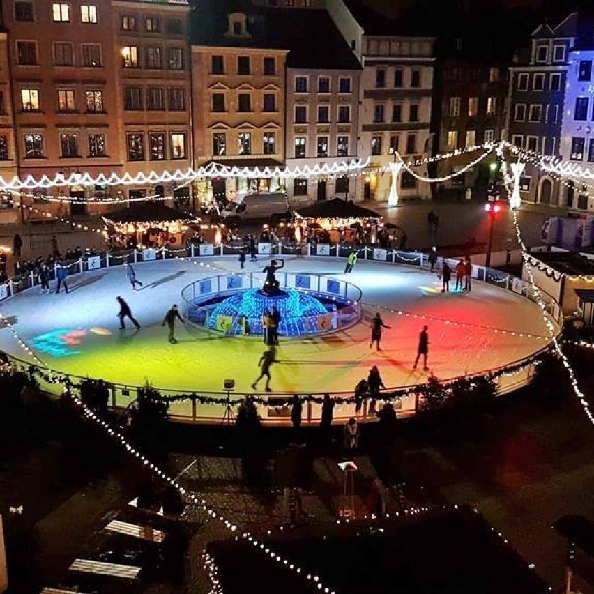 Lodowisko na Starym Mieście w zmienionej odsłonie. Ruszyły przygotowania do sezonu zimowego