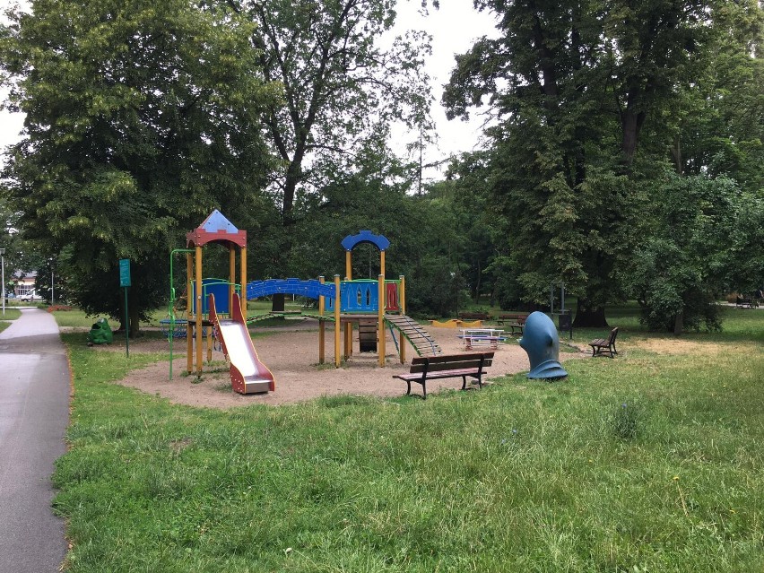 Pleszew. Nieznani mężczyźni obserwują dzieci w parku? Policja zareagowała. Na ulice wyjechały dodatkowe patrole