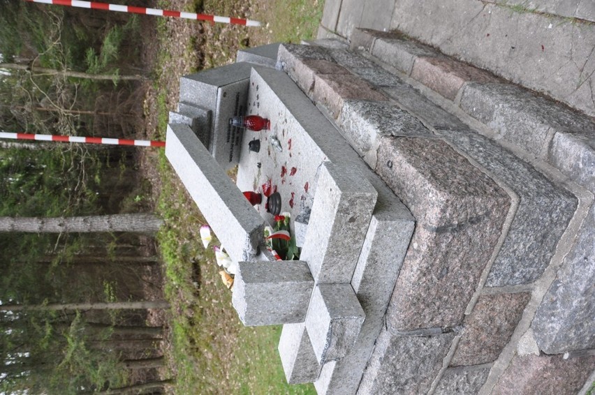 Dewastacja krzyża i pomnika w Kaliskach