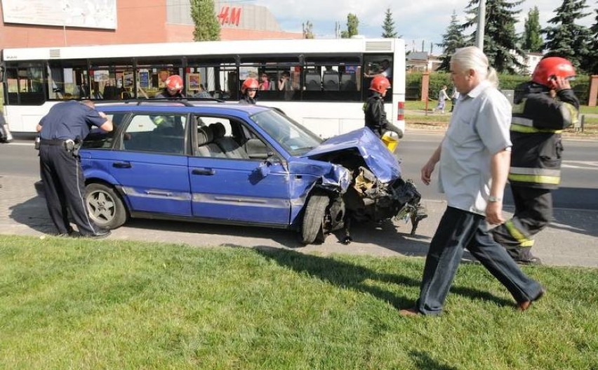 Pirat w Toruniu uszkodził 12 aut. Teraz zapłaci? [zdjęcia]