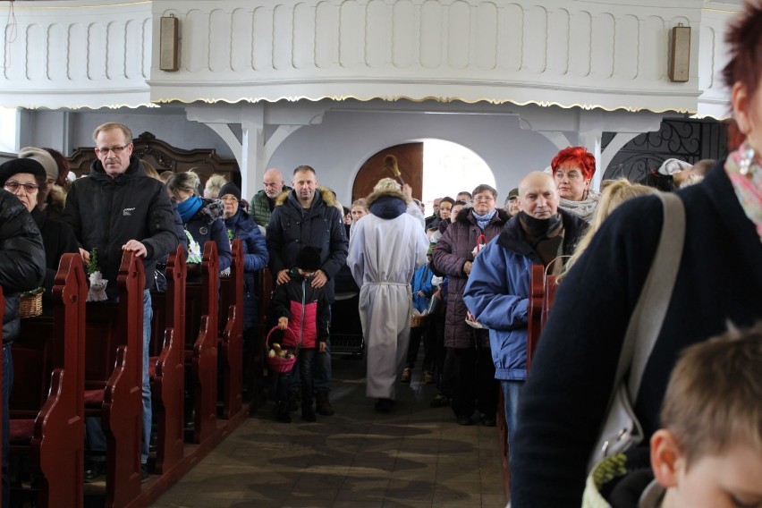 Święcenie pokarmów w Parafii Boskiej Nieustającej Pomocy w Pruszczu Gdańskim. Dzieci przyszły z koszyczkami [ZDJĘCIA]