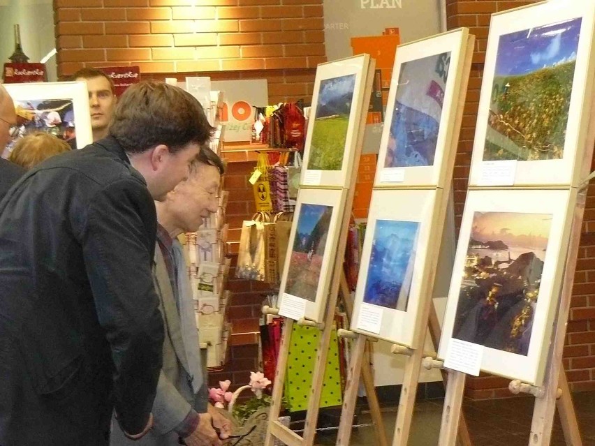 Galeria Krotoszyńska - Ambasador Tajwanu podczas wernisażu