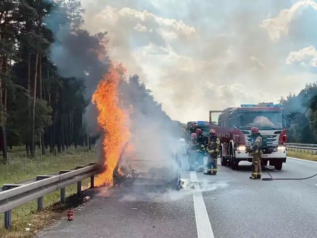 Prawie doszczętnie spłonął samochód osobowy na autostradzie A4 za Jaworznem, w kierunku Krakowa. To cud, że nikomu nic się nie stało, nie było osób poszkodowanych.