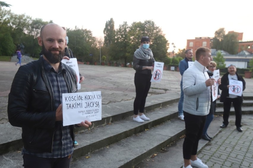 Jędraszewski do dymisji. Winni pedofilii! Protest przed kościołem, w którym mszę odprawia dziś abp Marek Jędraszewski 