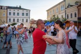 Letnie potańcówki wróciły na Rynek w Tarnowie. We wspólnej zabawie wzięły udział osoby w różnym wieku