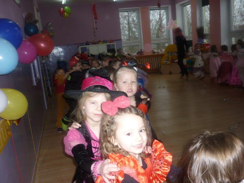 Dzieci z przedszkola "Janka Wędrowniczka" bawiły się na balu...