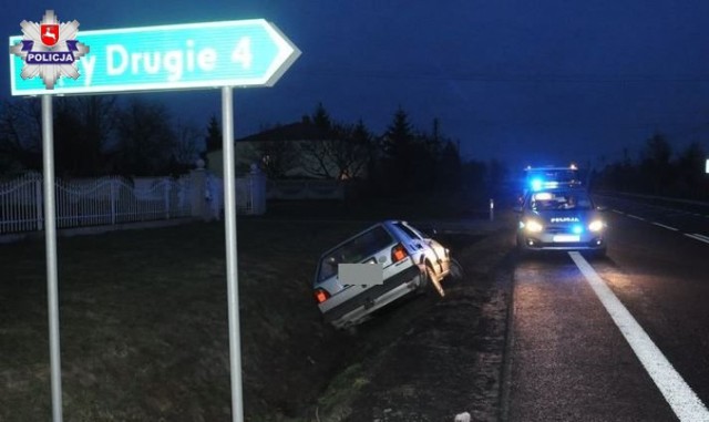 Zawada: Pijany kierowca zakończył jazdę w przydrożnym rowie

Ponad promil alkoholu w organizmie miał 66-letni mieszkaniec gminy Zamość kierujący volkswagenem. - Ze wstępnych ustaleń policjantów wynika, że mężczyzna wyjeżdżając z drogi podporządkowanej na drogę krajową nr 74 nie zapanował nad pojazdem i wjechał do przydrożnego rowu. W pojeździe były jeszcze dwie osoby – 27-letnia kobieta oraz 31-letni mężczyzna - informowała w poniedziałek policja.