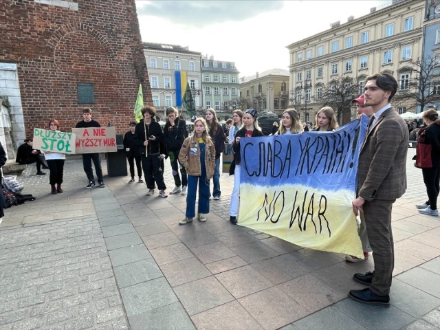 "Wolna Ukraina, nie gaz Putina", "Dłuższy stół - a nie wyższy mur" - m.in. z takimi hasłami po południu w piątek młodzi ludzie zjawili się pod Wieżą Ratuszową na krakowskim Rynku