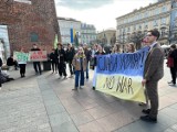 Kraków. Strajk klimatyczny i solidarność z Ukrainą. Protest młodych na Rynku Głównym. "Najpierw ludzie, potem zyski" [ZDJĘCIA]