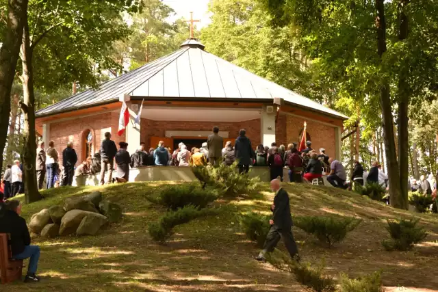 W odpuście w Konotopiu w gminie Kikół wzięło udział wielu wiernych. Niektórzy z nich przyszli tu piechotą, by się pomodlić i poprosić Matkę Boską o łaski.