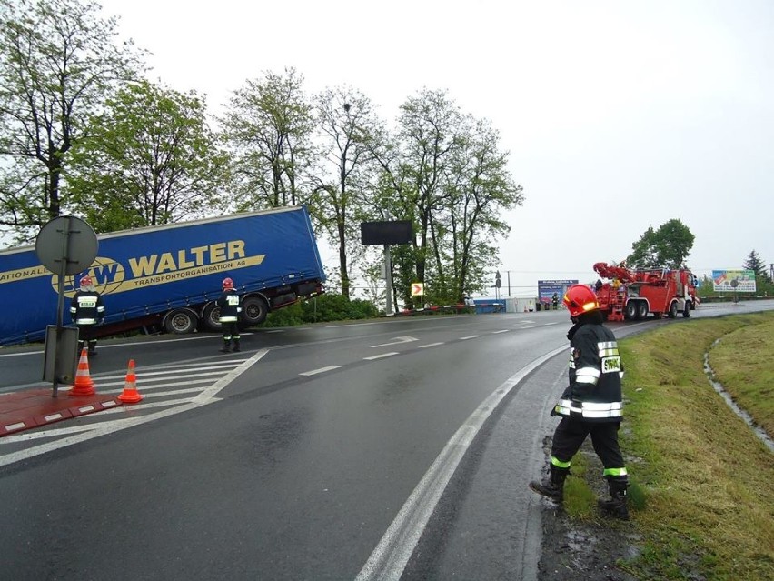 Wypadek w Michałowicach. Ciężarówka wjechała w dom  [ZDJĘCIA]