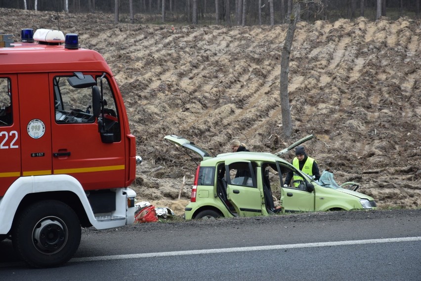 Wypadek ciężarówki i fiata pandy na DK10