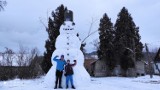 Gigantyczny bałwan koło Nowego Sącza. Śnieżna budowla Andrzeja Jodłowskiego ma prawie 6 metrów. Jest największy na Sądecczyźnie [ZDJĘCIA]