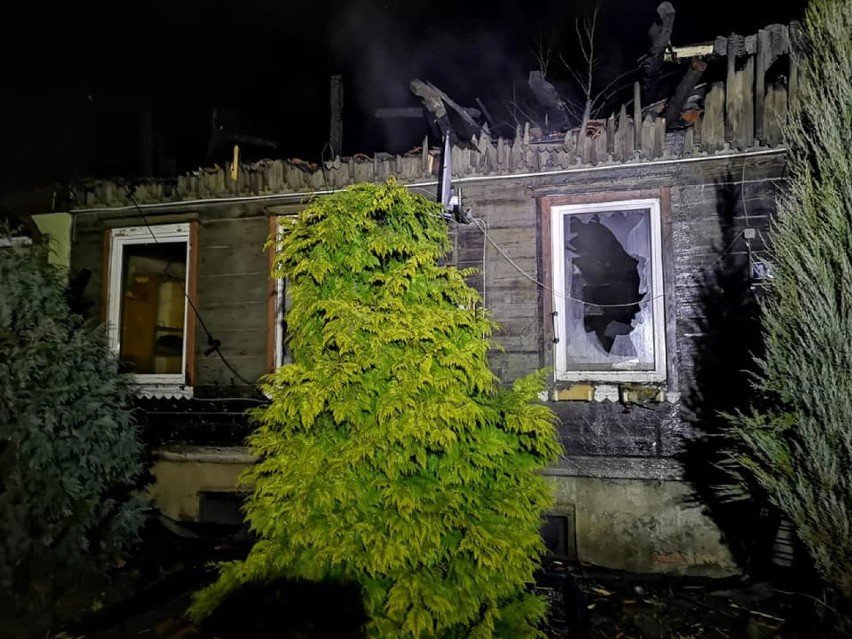 Nowy Staw. Pożar domów mieszkalnych przy ulicy Gdańskiej [ZDJĘCIA]. Straty są duże, "nie da się tam mieszkać"